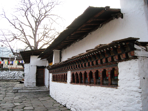 Kyichu Lhakhang（Paro）～一排排木製圓桶環繞迴廊