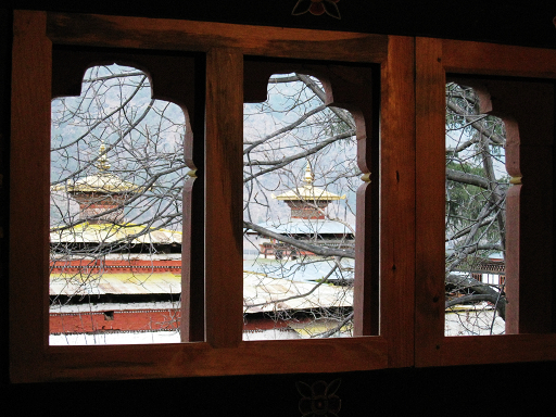 Kyichu Lhakhang（Paro）～附近民宅窗戶遠望古廟