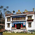 Tharpa Choling Monastery（Kalimpong）～正面懸掛著八個幸運符號