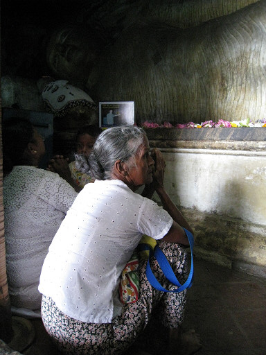 丹布拉（Dambulla）岩廟（Rock Cave Temple）～虔誠的信徒