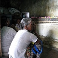 丹布拉（Dambulla）岩廟（Rock Cave Temple）～虔誠的信徒