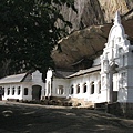 丹布拉（Dambulla）岩廟（Rock Cave Temple）～岩廟白色外牆