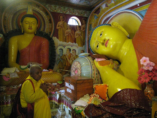 安努拉德普勒（Anuradhapura）～Thuparama Dagoba佛塔前寺廟裡的臥佛