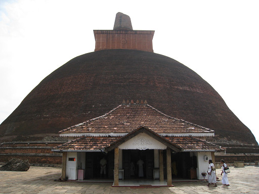 安努拉德普勒（Anuradhapura）～Thuparama Dagoba佛塔前的寺廟