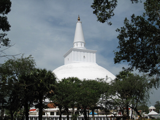 安努拉德普勒（Anuradhapura）～前往菩提聖樹（Sri Maha Bodhi）的路上回頭拍Ruvanveli (Ruvanweliseya) Dagoba 佛塔
