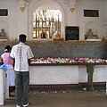 安努拉德普勒（Anuradhapura）～菩提聖樹（Sri Maha Bodhi）平臺上的供桌