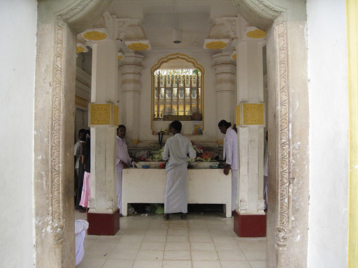 安努拉德普勒（Anuradhapura）～菩提聖樹（Sri Maha Bodhi）平臺上幫人祈福的僧人