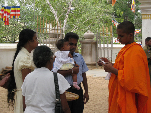 安努拉德普勒（Anuradhapura）～菩提聖樹（Sri Maha Bodhi）平臺上請僧侶賜福的一家人