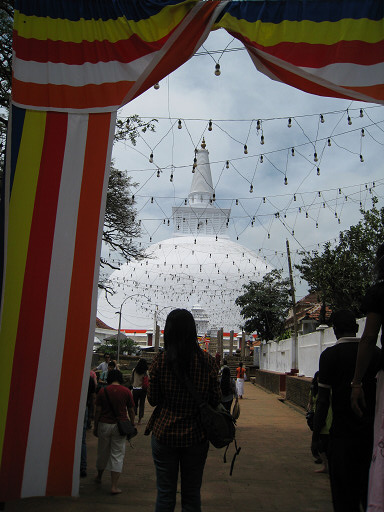 安努拉德普勒（Anuradhapura）～點綴滿燈泡的大佛塔(Ruvanvelisaya Dagoba)