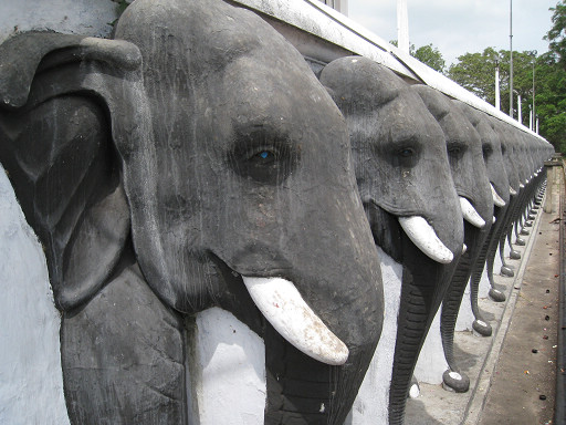 安努拉德普勒（Anuradhapura）～大佛塔(Ruvanvelisaya Dagoba)平台邊緣的裝飾大象