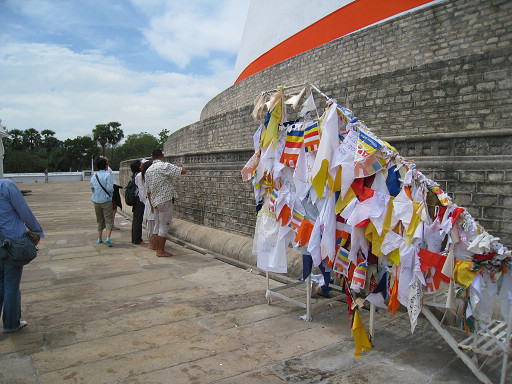 安努拉德普勒（Anuradhapura）～大佛塔(Ruvanvelisaya Dagoba)牌樓旁的經旗