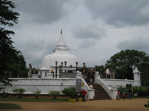 安努拉德普勒（Anuradhapura）～連團友都沒啥興趣的Lankarama Dagoba佛塔