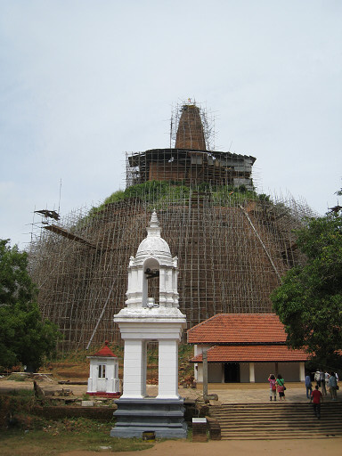 安努拉德普勒（Anuradhapura）～修復中的Abayagiriya Dagoba 佛塔
