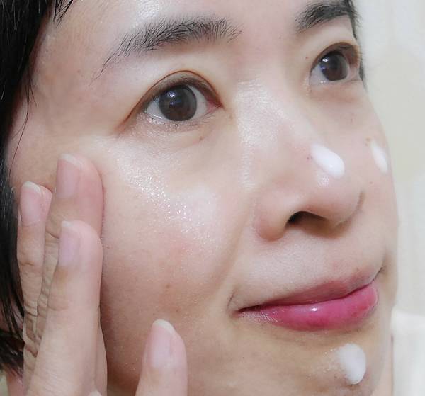 SUNTORY三得利 vitoas蜜得絲多效極妍鎖濕菁華5.jpg