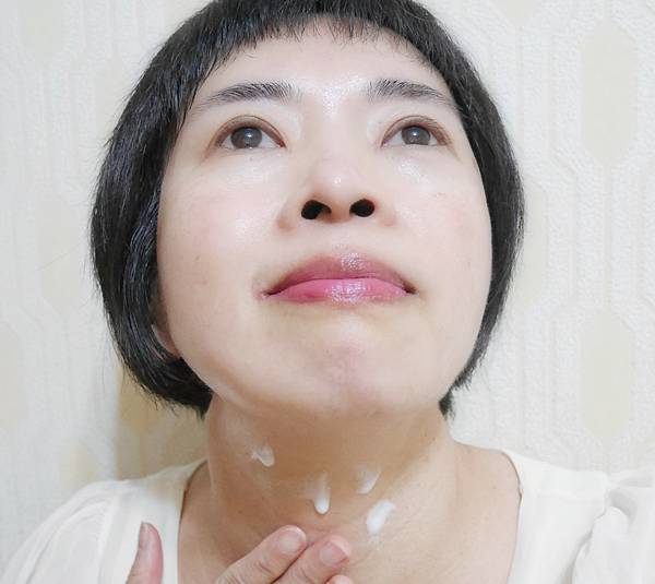 SUNTORY三得利 vitoas蜜得絲多效極妍鎖濕菁華8.jpg