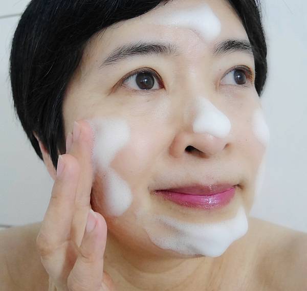 保濕舒敏泡泡潔顏慕斯3.jpg 保濕舒敏泡泡潔顏慕斯3.jpg