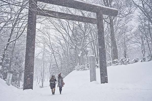 漫步在雪花紛飛的円山公園，讓人直呼浪漫.jpg