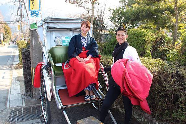 由布院-遇到帥氣的車伕，野蠻王妃笑開懷.JPG