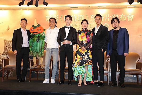 依左至右為:導演張鵬、圖卡、梁家輝、吳磊、劉嘉玲、明道及監製楊真鑒1 依左至右為:導演張鵬、圖卡、梁家輝、吳磊、劉嘉玲、明道及監製楊真鑒1