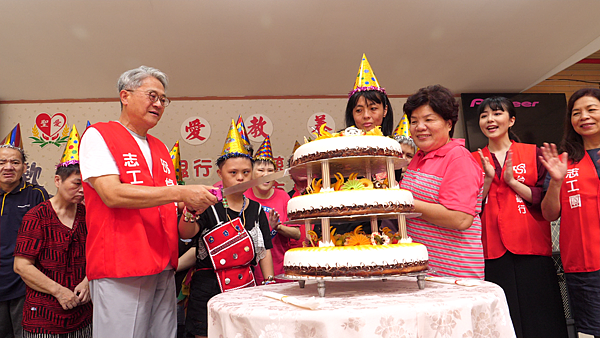 20190629_台新金融市場總處百人當志工吳東亮與聖愛院生同歡 新聞稿照片2.png