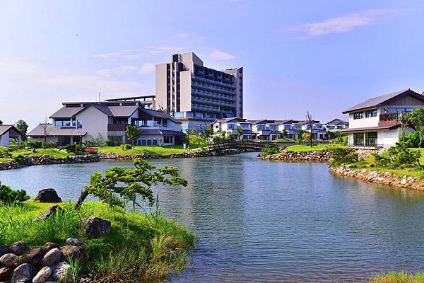 圖2.宜蘭綠舞日式園區內保留自然生態，種植植栽達上百種，園區內以湖泊、瀑布、溪流等造景見長。