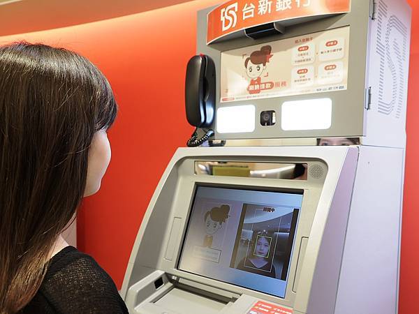 20201015_刷臉服務 也能水噹噹 台新銀行ATM 推美肌濾鏡功能 _新聞照片