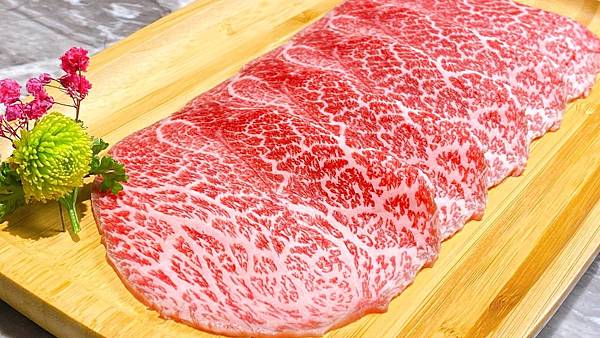 「肉懷食 提供」真。「日本和牛無限放題」餐點 採用日本頂級 A5 和牛 油花細密粉嫩 「肉懷食 提供」真。「日本和牛無限放題」餐點 採用日本頂級 A5 和牛 油花細密粉嫩