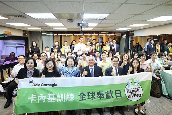主圖:簽約儀式圓滿落幕後,主辦方和與會貴賓及媒體記者合照,其中財團法人台灣尤努斯基金會執行長王絹閔(左二)、財團法人台灣尤努斯基金會蔡慧玲董事長(左三)、中文卡內基訓練創始人黑幼龍(右三)與卡內基訓練資深講師孫彬啟(右二)是今日活動的靈魂人物。 主圖:簽約儀式圓滿落幕後,主辦方和與會貴賓及媒體記者合照,其中財團法人台灣尤努斯基金會執行長王絹閔(左二)、財團法人台灣尤努斯基金會蔡慧玲董事長(左三)、中文卡內基訓練創始人黑幼龍(右三)與卡內基訓練資深講師孫彬啟(右二)是今日活動的靈魂人物。