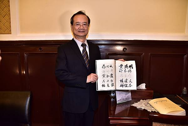 司法院長許宗力展示介紹大法官會議簽到簿 司法院長許宗力展示介紹大法官會議簽到簿