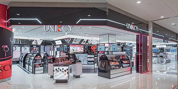 UNIKCY以「年輕、時尚、獨特」為品牌定位,同時提供專業彩妝諮詢與護膚服務,打造引領 UNIKCY以「年輕、時尚、獨特」為品牌定位,同時提供專業彩妝諮詢與護膚服務,打造引領
