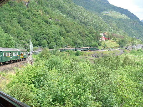 在重山峻嶺上蜿蜒著前進