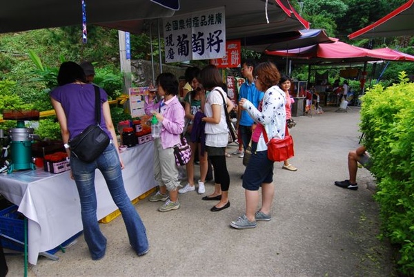 試喝葡萄仔，給超大一杯的，不過大家都說有加色素~