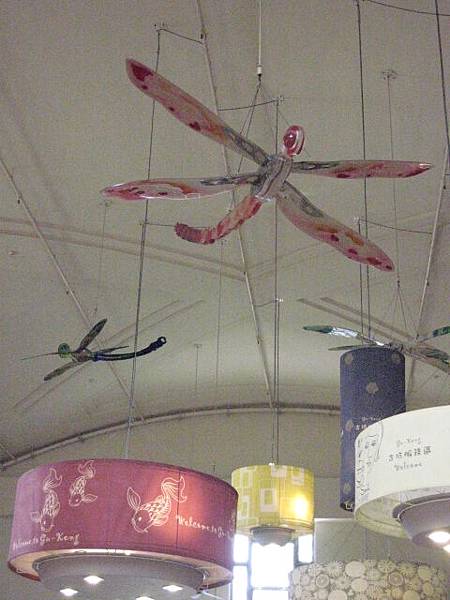 商店街天花板上裝飾的蜻蜓