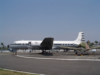 C-118 舉重霸王式運輸機