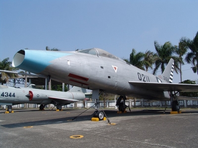 F-100A 超級軍刀式戰鬥轟炸機 Super Sabre F-100A 超級軍刀式戰鬥轟炸機 Super Sabre