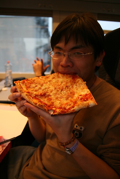 超餓的，我要把pizza殺了