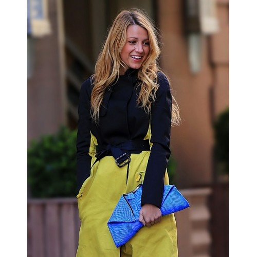 blake-lively-alexander-mcqueen-de-manta-blue-python-clutch-gossip-girl-season-51-500x500