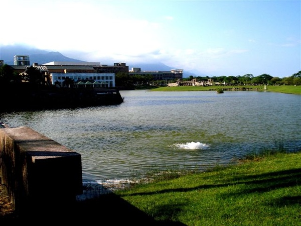 東華裡的湖