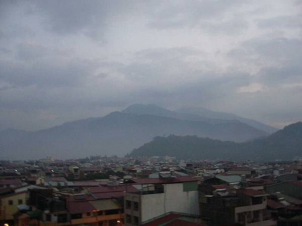 霧濛濛的窗外風景