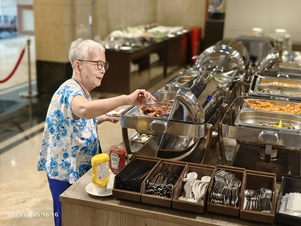 環保阿嬤的孝順長子長媳邀約***三德飯店/參加闔家提前慶祝父