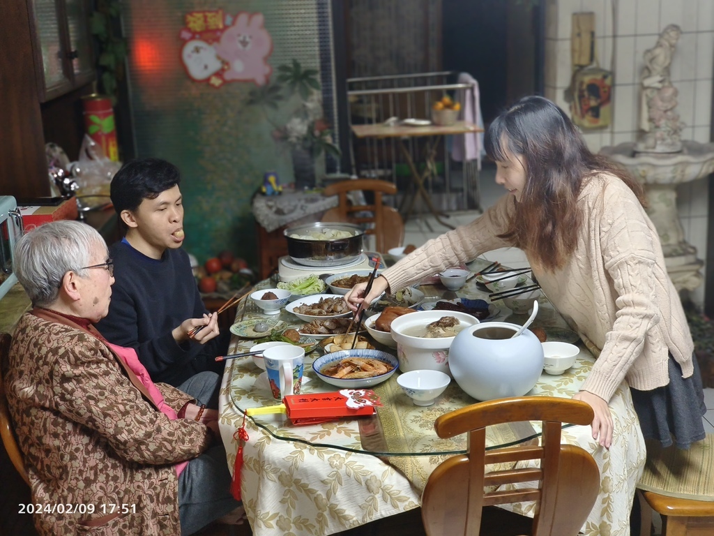 環保阿嬤在長子媳全家***福龍迎祥.2024除夕夜/闔家圍爐