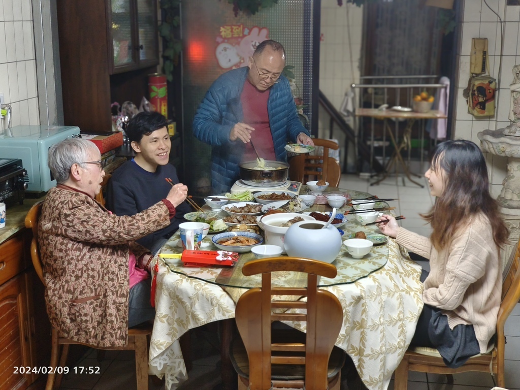 環保阿嬤在長子媳全家***福龍迎祥.2024除夕夜/闔家圍爐