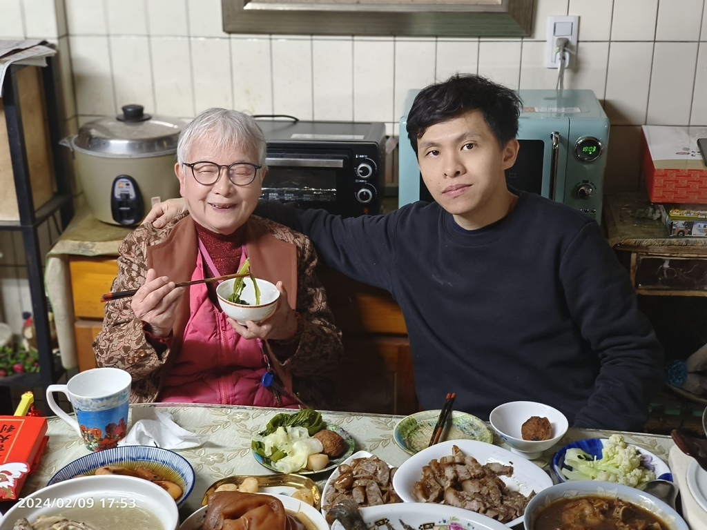 環保阿嬤在長子媳全家***福龍迎祥.2024除夕夜/闔家圍爐