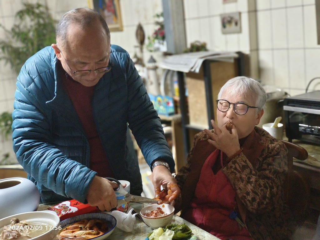 環保阿嬤在長子媳全家***福龍迎祥.2024除夕夜/闔家圍爐