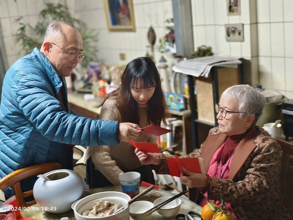 環保阿嬤在長子媳全家***福龍迎祥.2024除夕夜/闔家圍爐