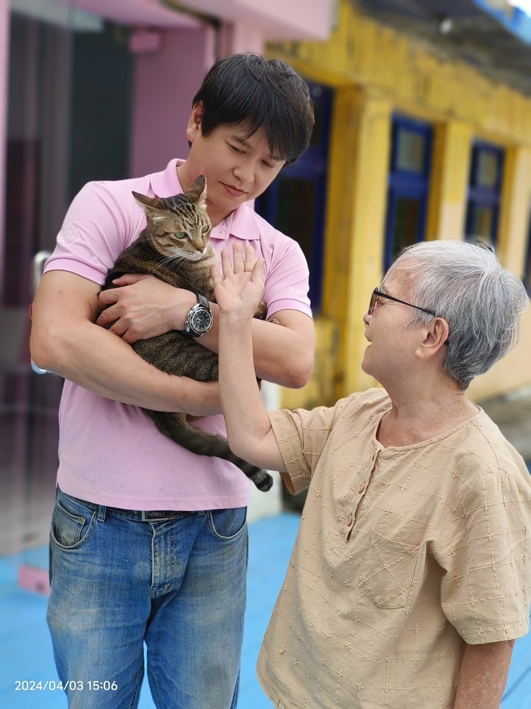 環保阿嬤與長子、長媳三人遊覽石門風稜石.伊莉莎海灘咖啡館趣(