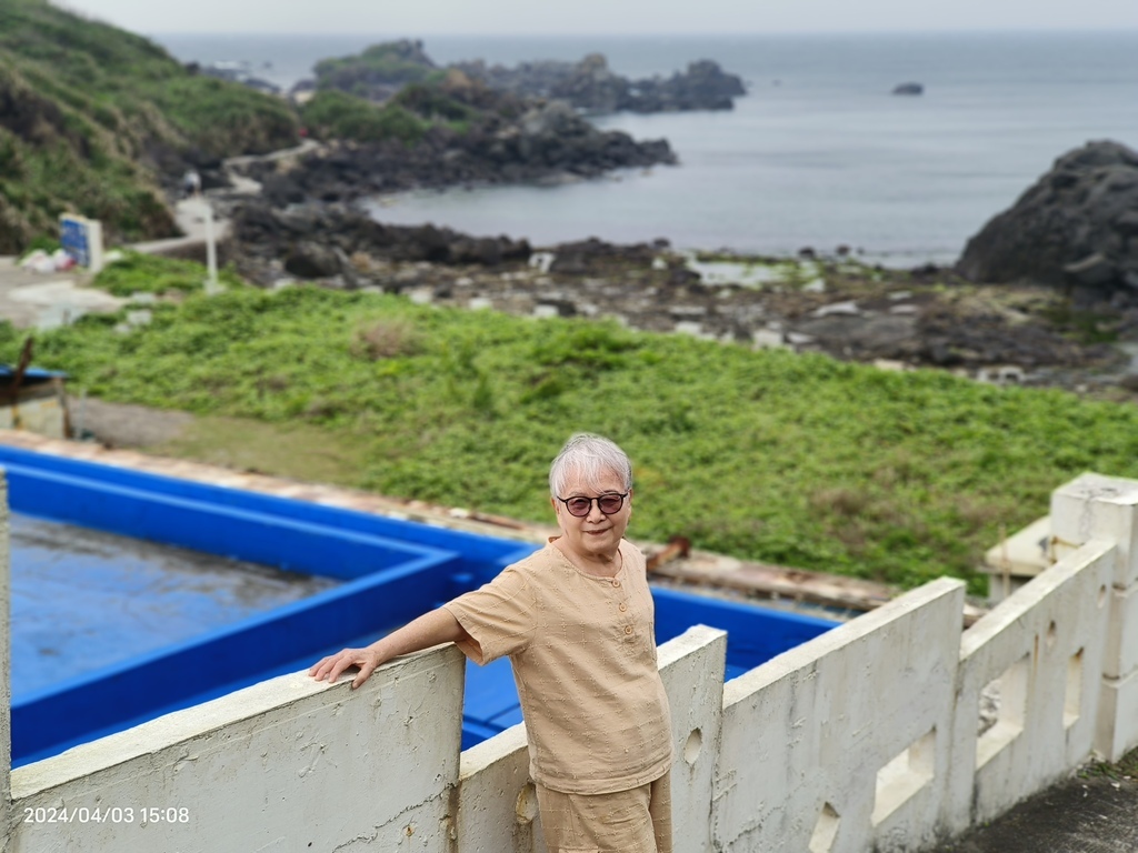 環保阿嬤與長子、長媳三人遊覽石門風稜石***伊莉莎海灘咖啡館