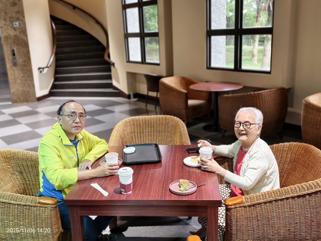 環保阿嬤金鳳姨長子長媳樂遊- 頭城山間-金車伯朗咖啡城堡-共