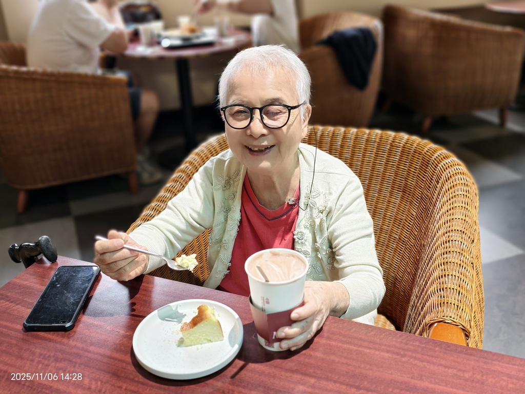 環保阿嬤金鳳姨長子長媳樂遊- 頭城山間-金車伯朗咖啡城堡-共