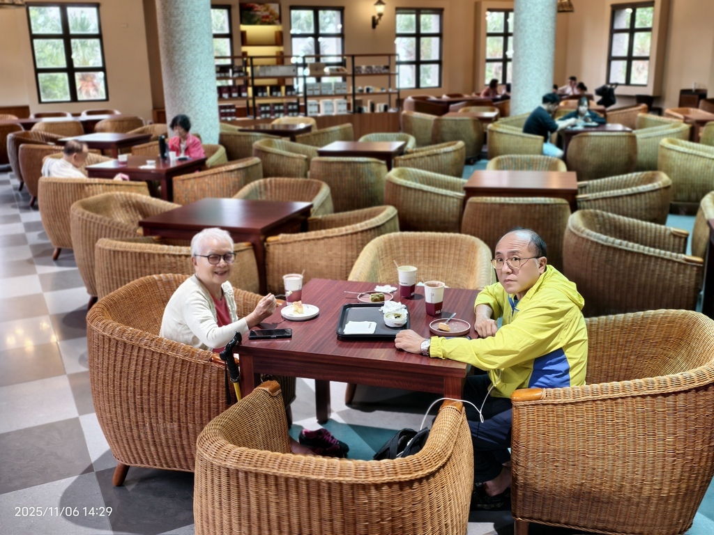 環保阿嬤金鳳姨長子長媳樂遊- 頭城山間-金車伯朗咖啡城堡-共